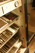 Particolare della chiusura degli armadi humidor